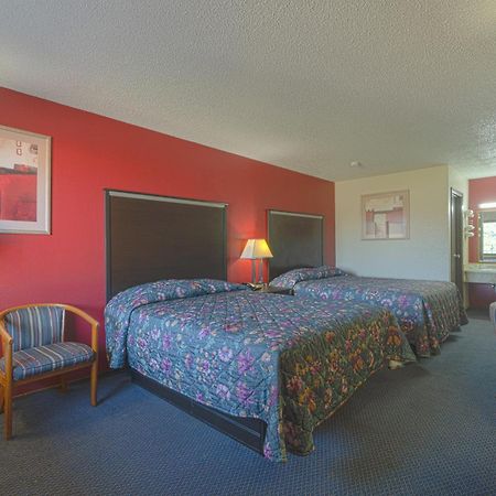 Regency Inn & Suites By Oyo Bay City Tx Bagian luar foto