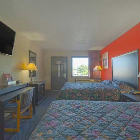 Regency Inn & Suites By Oyo Bay City Tx Bagian luar foto