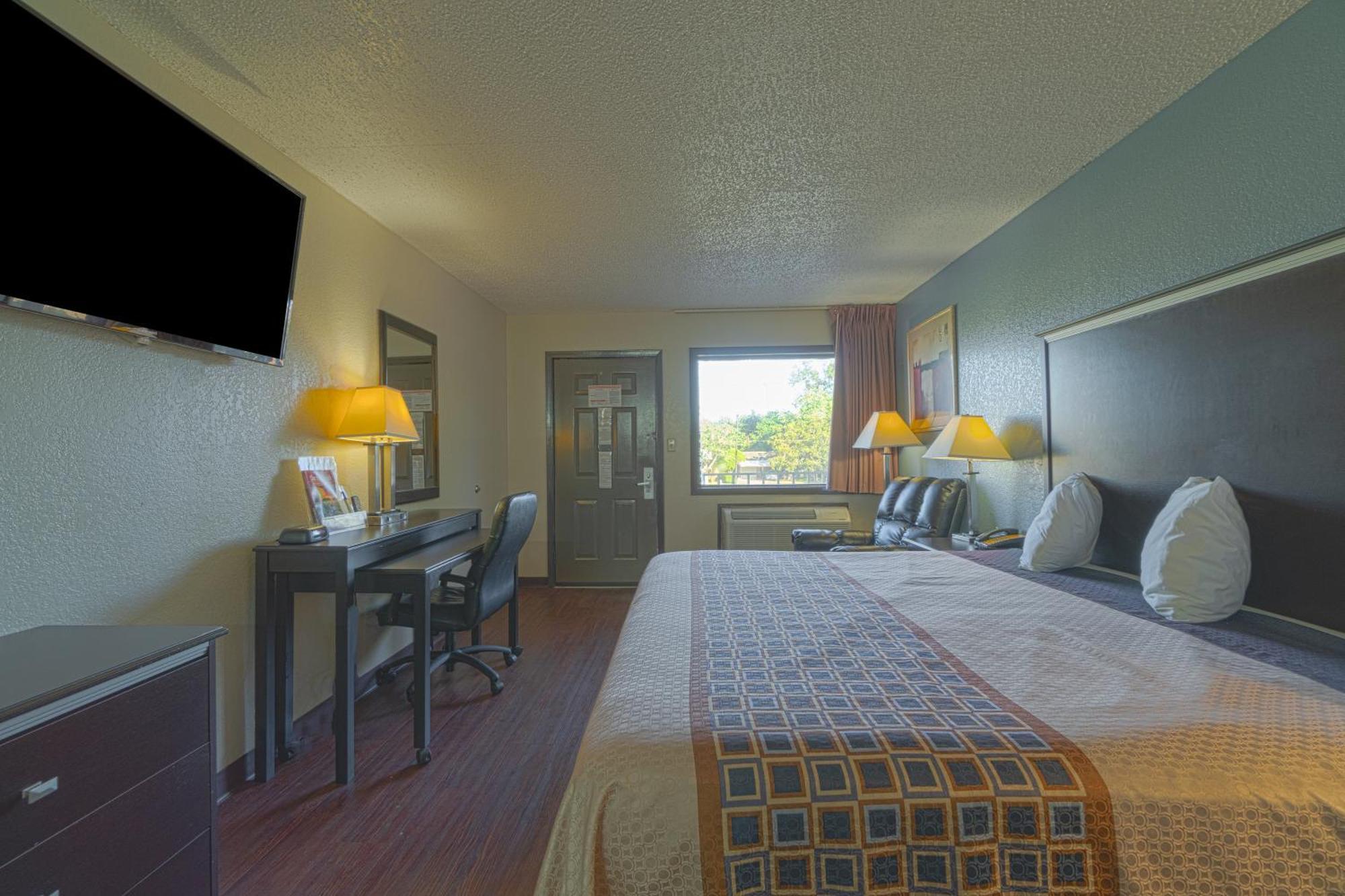 Regency Inn & Suites By Oyo Bay City Tx Bagian luar foto