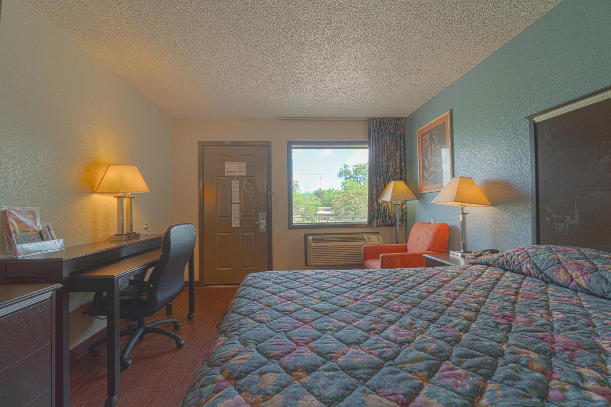Regency Inn & Suites By Oyo Bay City Tx Bagian luar foto