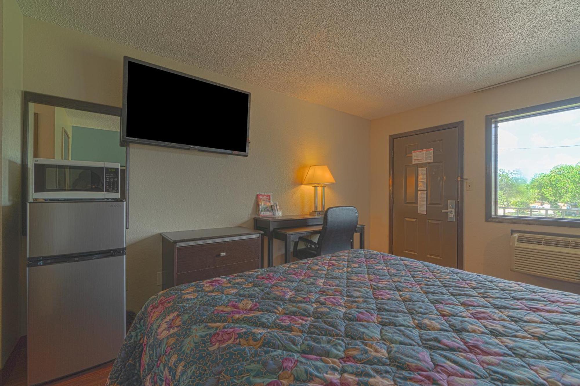 Regency Inn & Suites By Oyo Bay City Tx Bagian luar foto