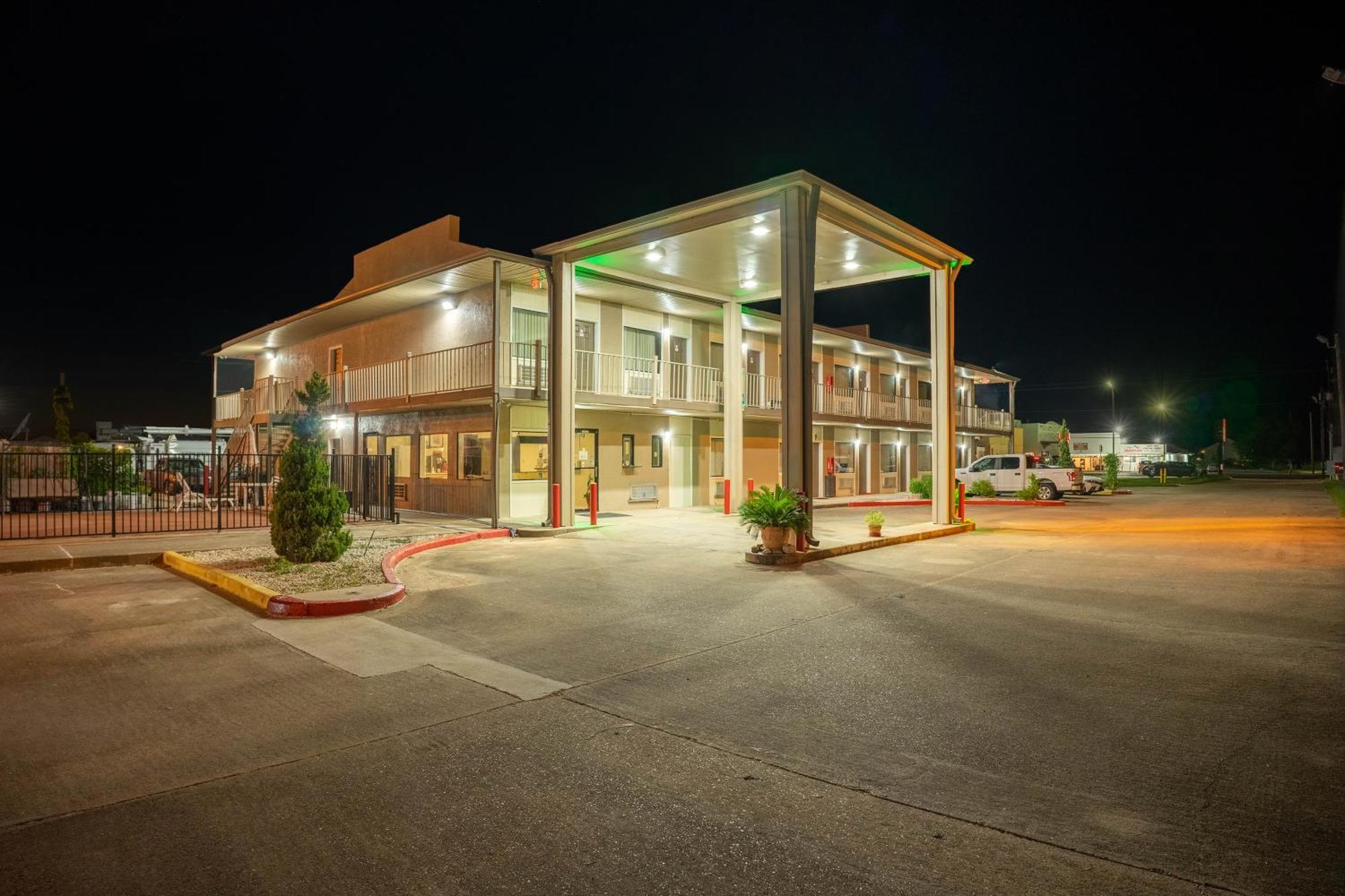 Regency Inn & Suites By Oyo Bay City Tx Bagian luar foto