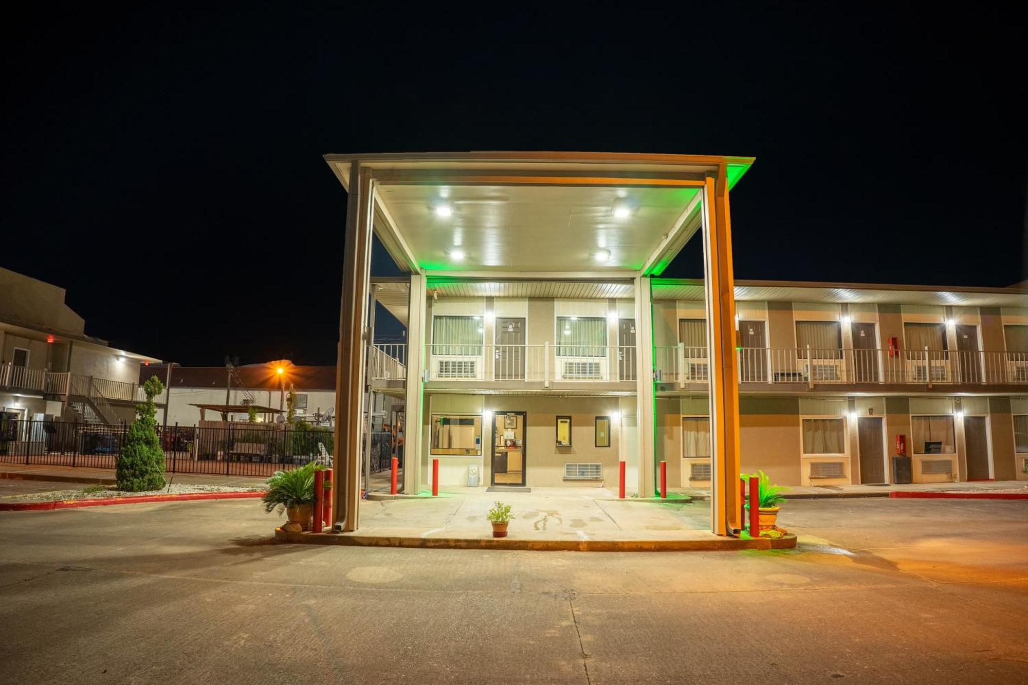 Regency Inn & Suites By Oyo Bay City Tx Bagian luar foto