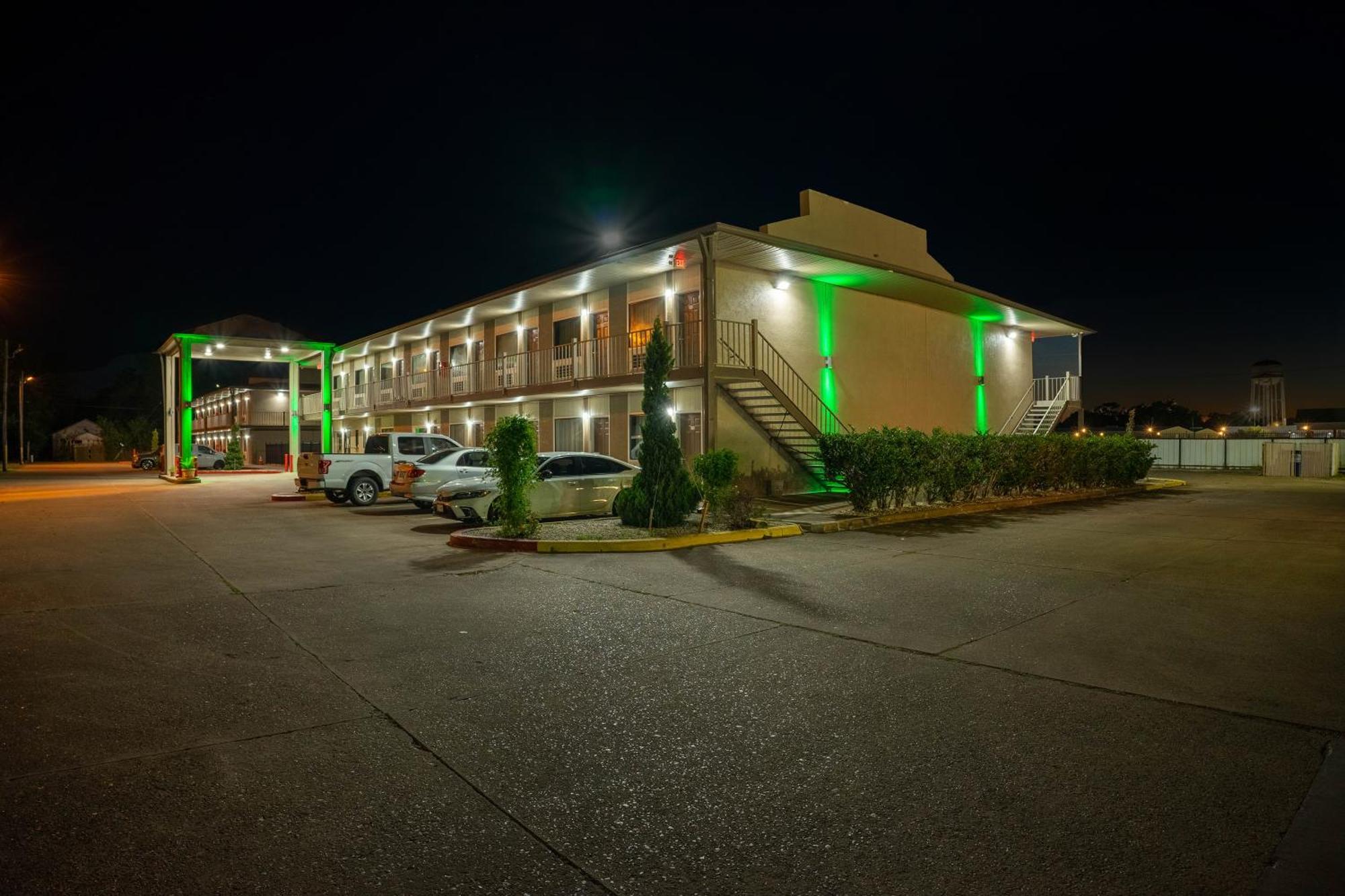 Regency Inn & Suites By Oyo Bay City Tx Bagian luar foto