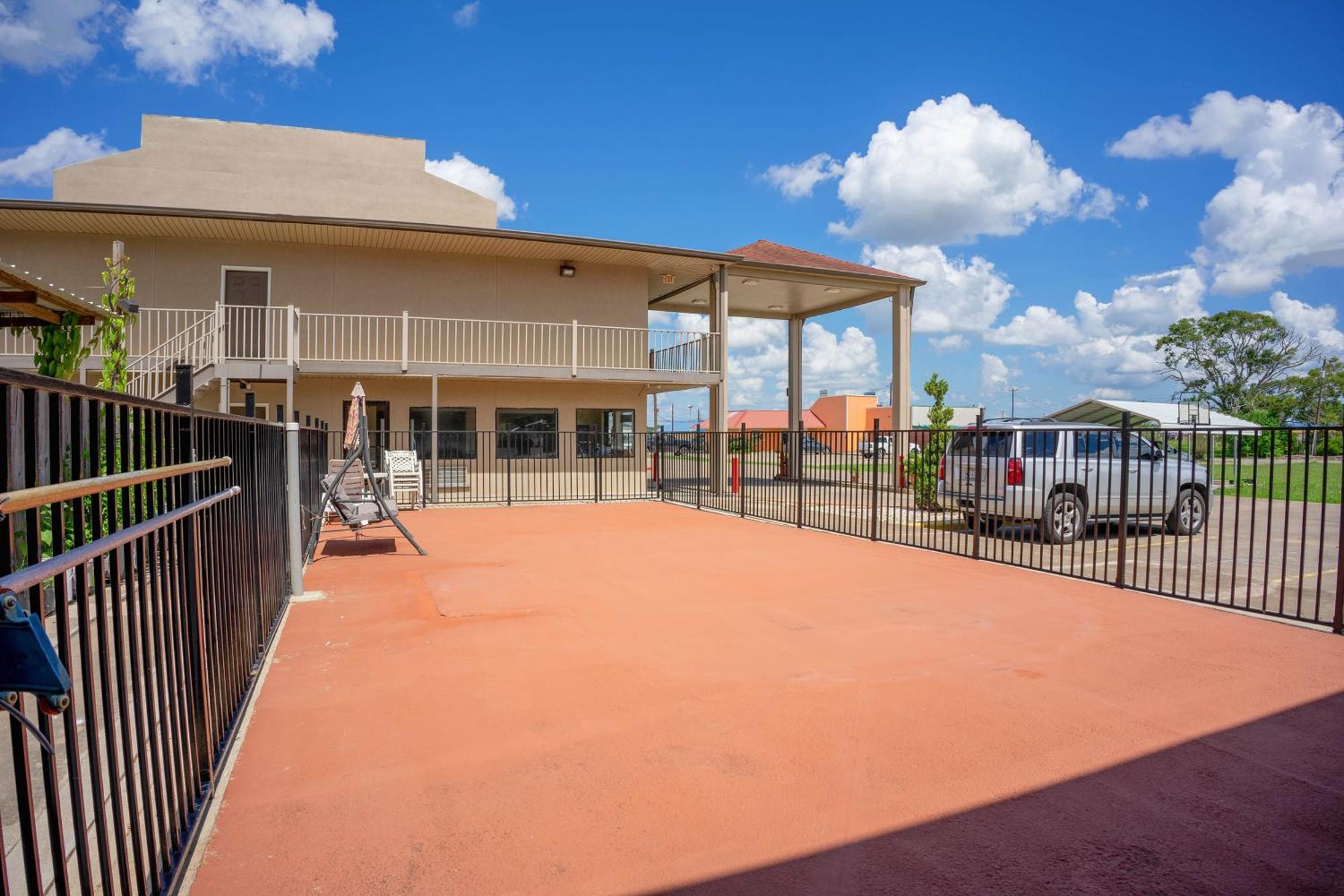 Regency Inn & Suites By Oyo Bay City Tx Bagian luar foto