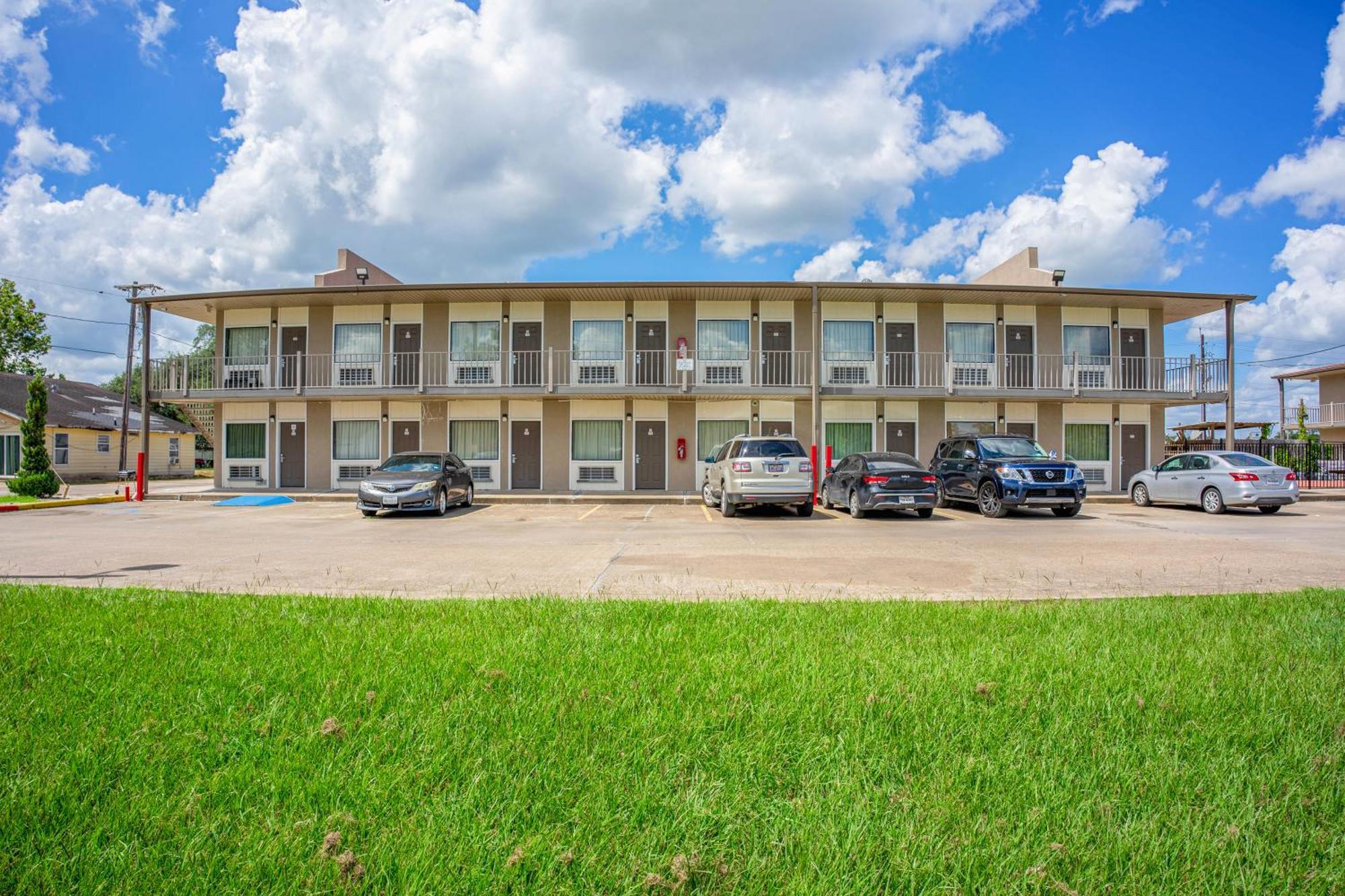 Regency Inn & Suites By Oyo Bay City Tx Bagian luar foto