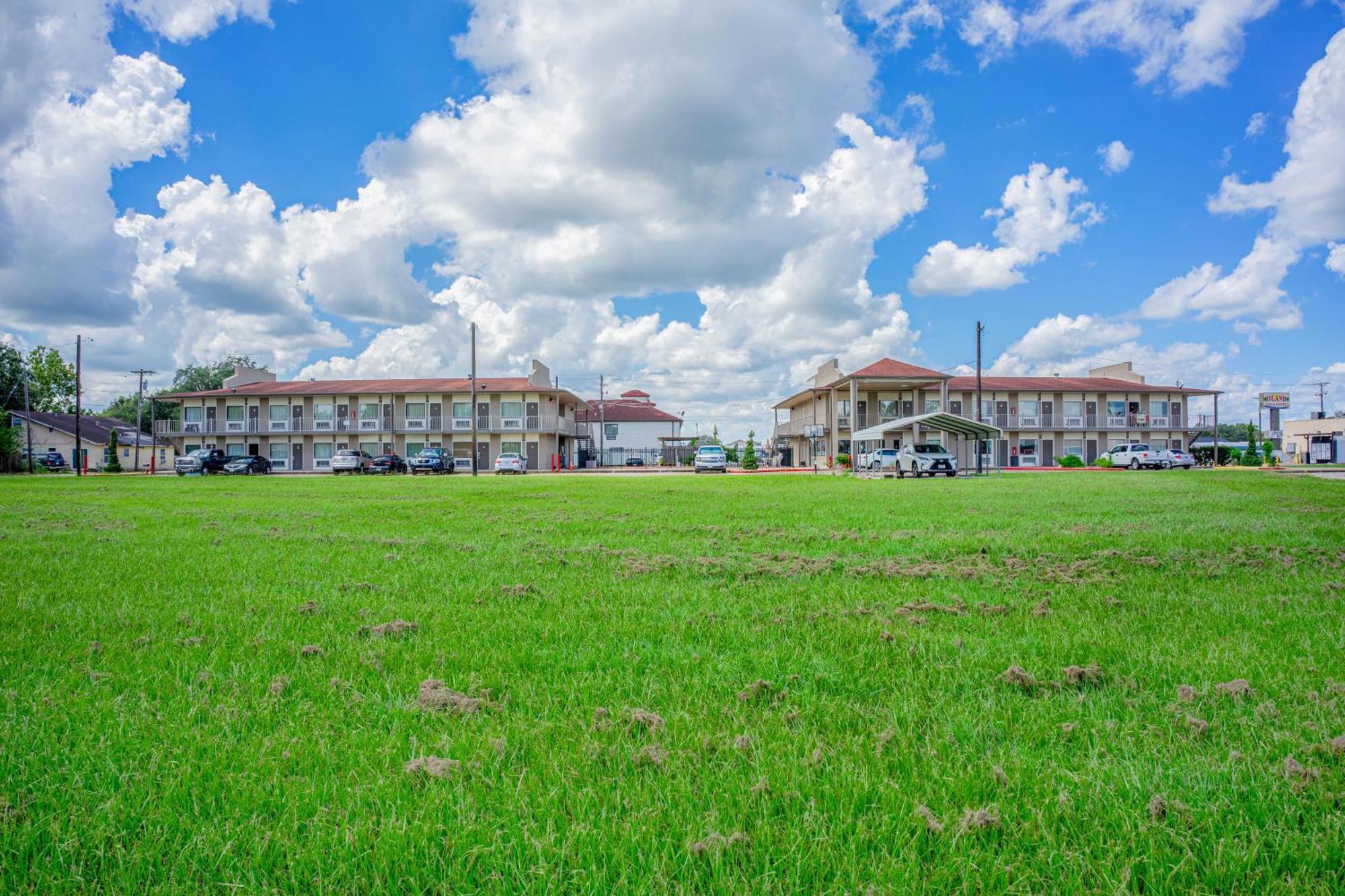 Regency Inn & Suites By Oyo Bay City Tx Bagian luar foto