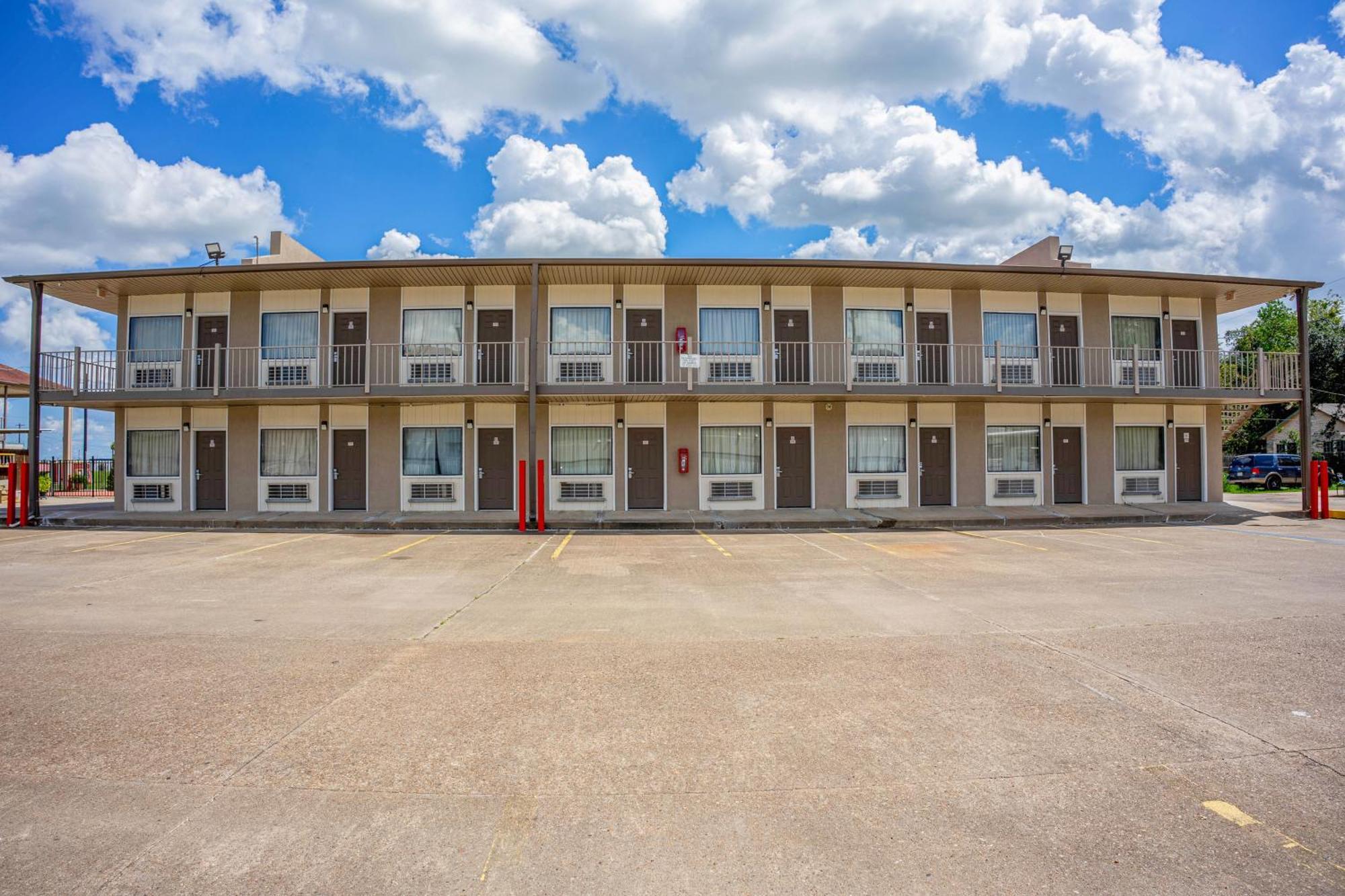 Regency Inn & Suites By Oyo Bay City Tx Bagian luar foto