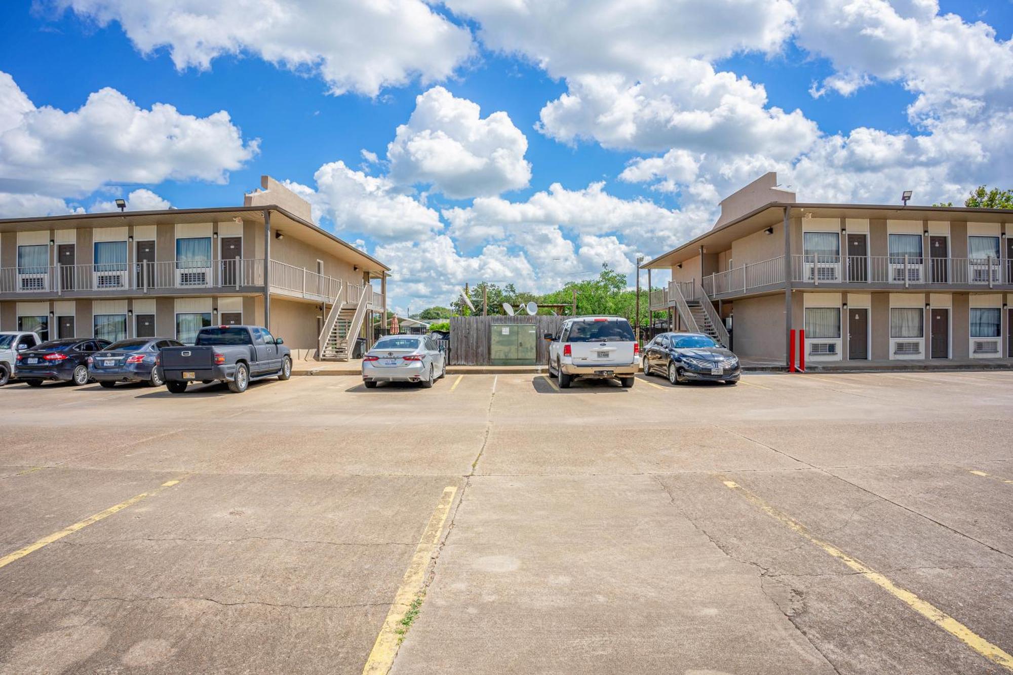 Regency Inn & Suites By Oyo Bay City Tx Bagian luar foto
