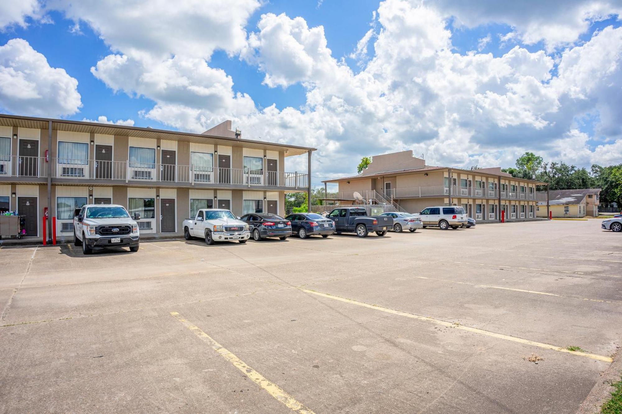 Regency Inn & Suites By Oyo Bay City Tx Bagian luar foto